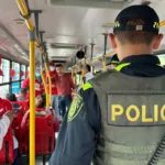 Robo de celular termina en fatal accidente en TransMilenio: joven muere al perseguir al delincuente - Doble tragedia: Tía de joven que murió al caer de un bus de Transmilenio sufrió infarto en su velorio