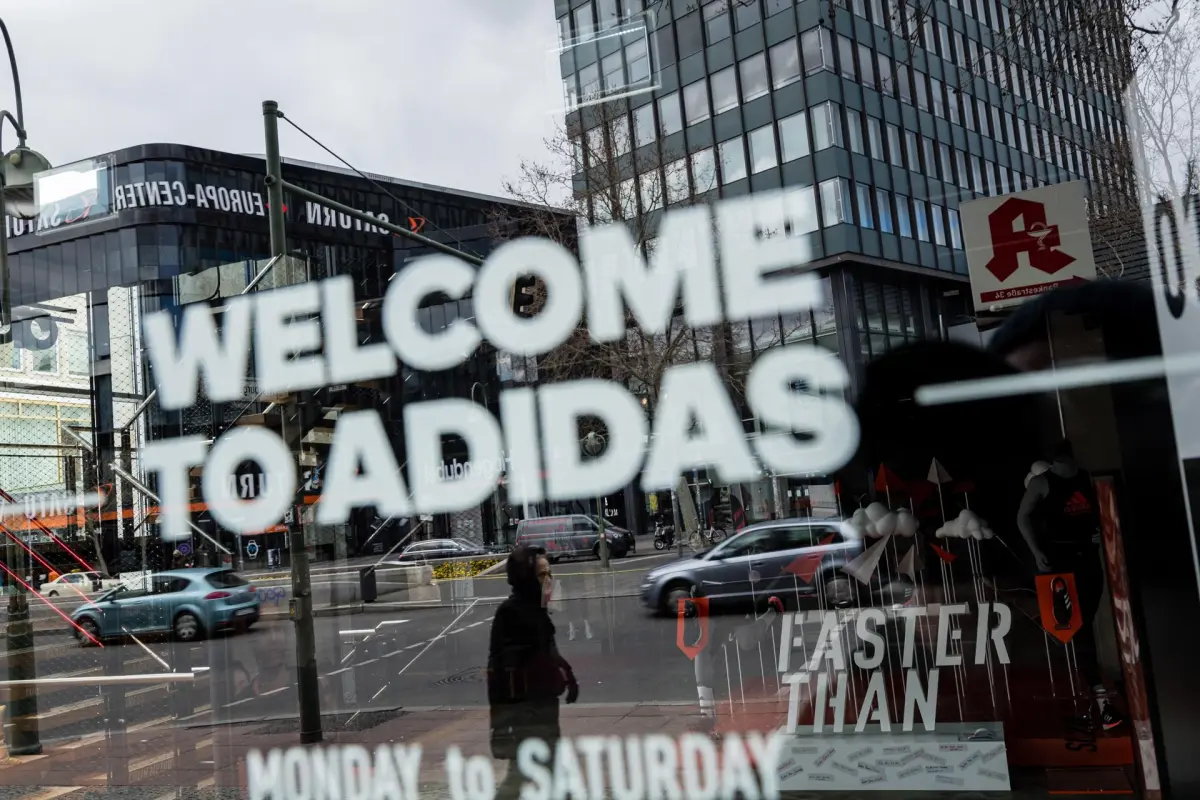 Adidas gana 45 millones de euros hasta junio, un 94,2 % menos, por Kanye West