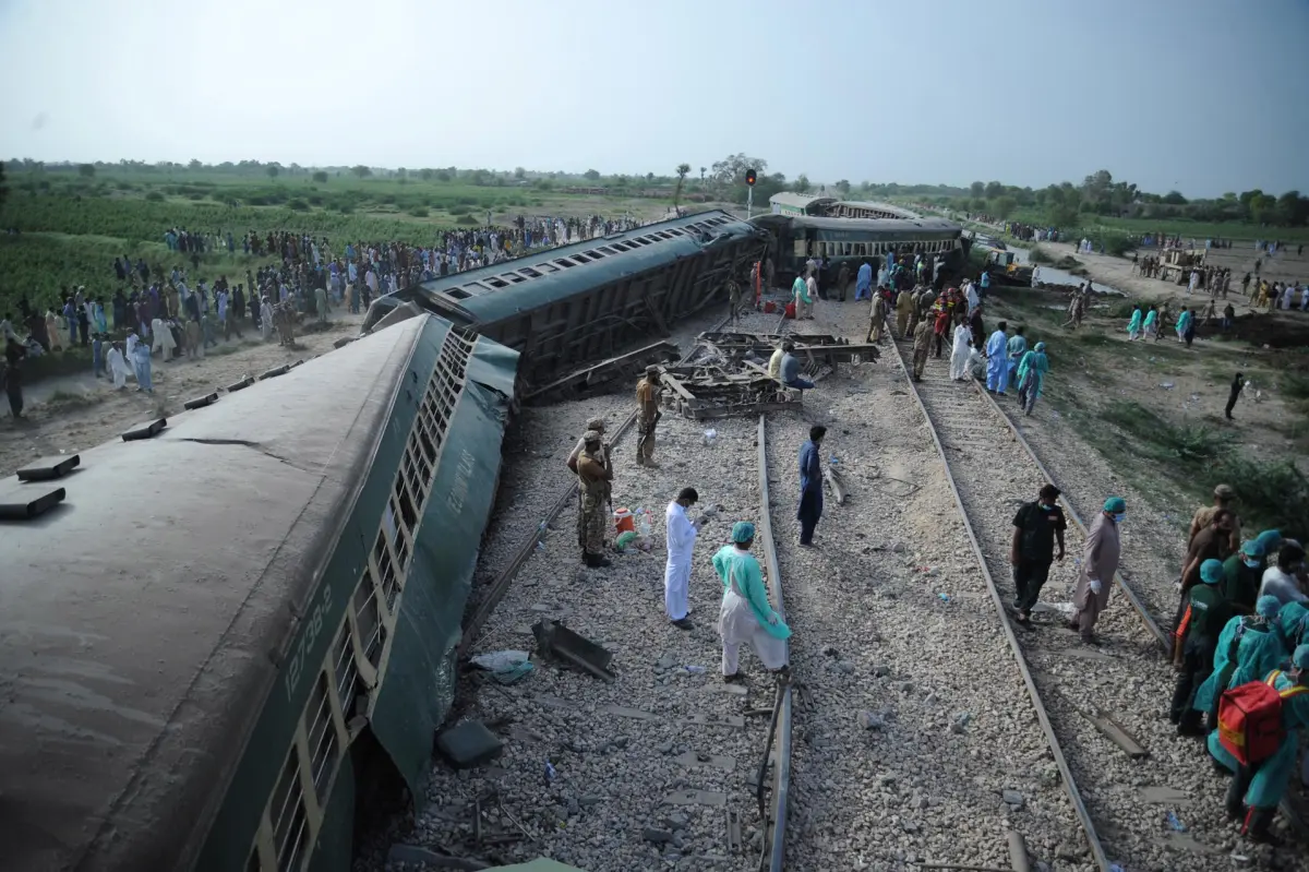Al menos 30 muertos y 80 heridos por un accidente de tren en Pakistán
