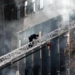 Asciende a 73 la cifra de muertos en el incendio de un edificio en Sudáfrica