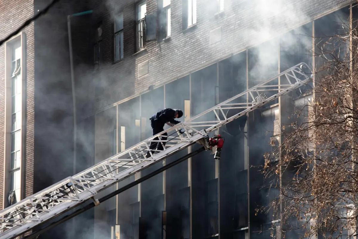 Asciende a 73 la cifra de muertos en el incendio de un edificio en Sudáfrica