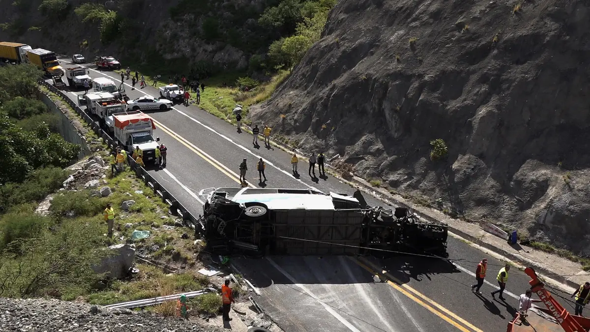 Autoridades confirman que 15 mexicanos y un venezolano murieron en accidente en Oaxaca