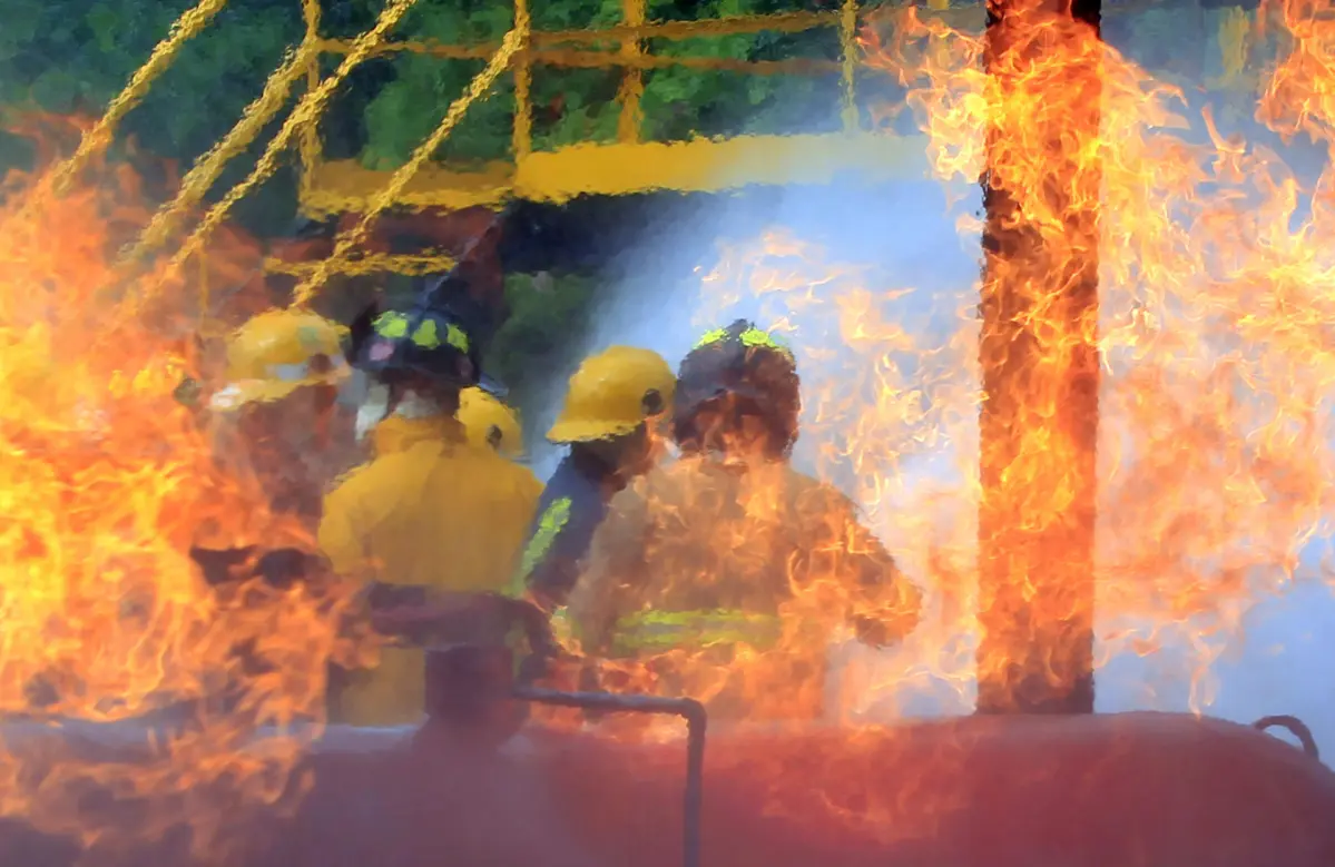 Bomberos latinoamericanos se entrenan ante riesgos industriales y por la crisis climática