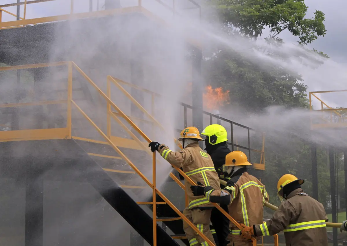 Bomberos latinoamericanos se entrenan ante riesgos industriales y por la crisis climática
