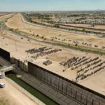 Boyas, contenedores y muro, los frenos a migrantes en la frontera que terminan en fracaso