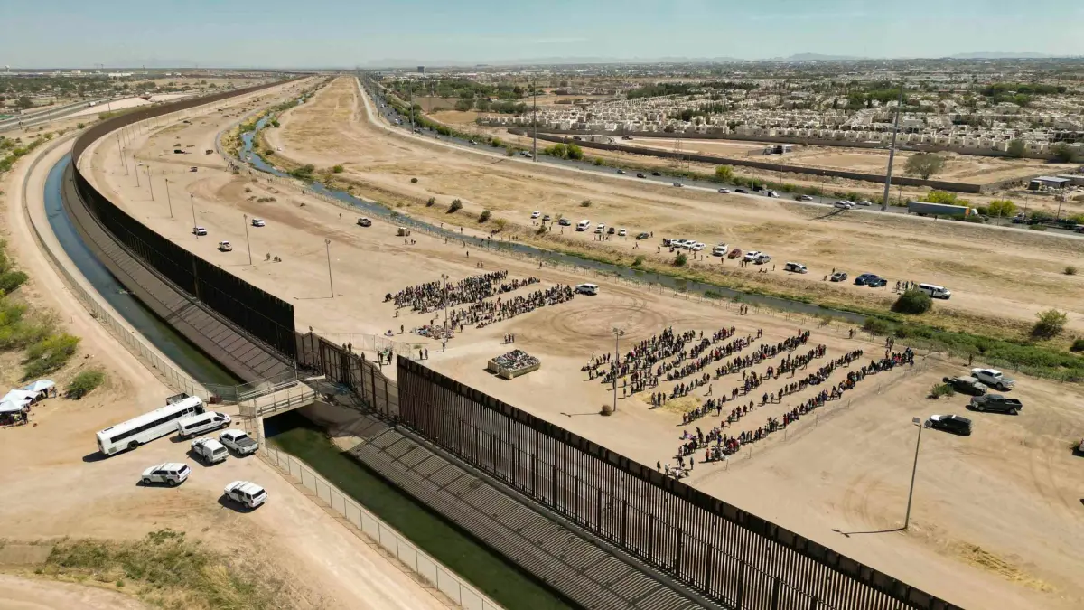 Boyas, contenedores y muro, los frenos a migrantes en la frontera que terminan en fracaso