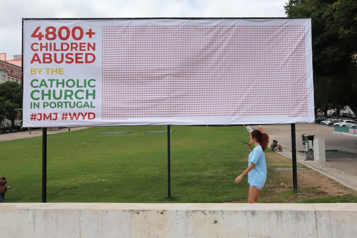 Carteles denuncian los abusos a menores en la Iglesia católica en Lisboa 1