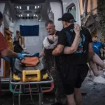 Cinco muertos tras un ataque con misiles rusos contra un edificio en el este de Ucrania