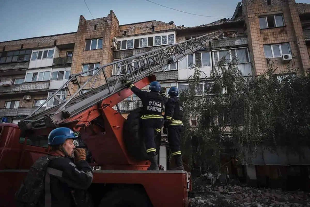 Cinco muertos tras un ataque con misiles rusos contra un edificio en el este de Ucrania