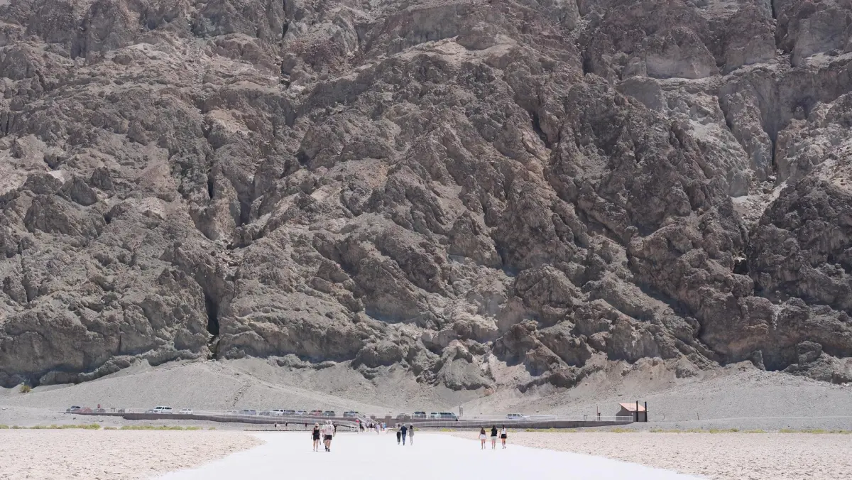 Cómo la crisis climática y la guerra de likes amenazan y resucitan el Valle de la Muerte