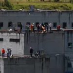 Continúa el motín en cárcel de Ecuador con policías y guardias retenidos por los presos