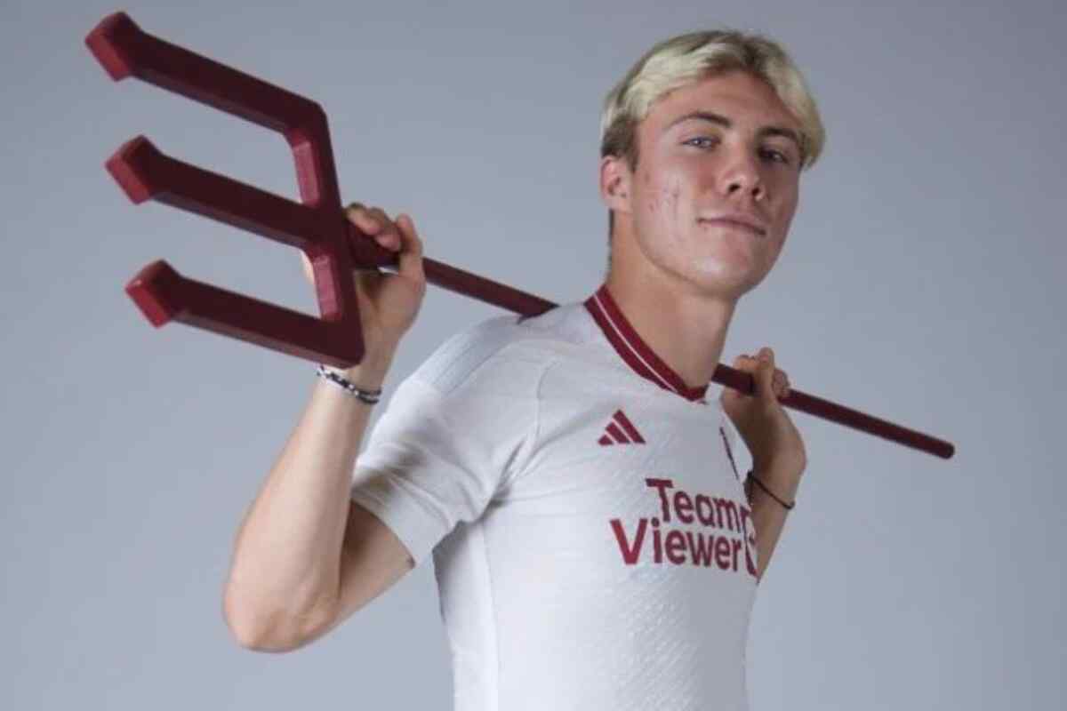El Manchester United firma a Rasmus Hojlund hasta 2028