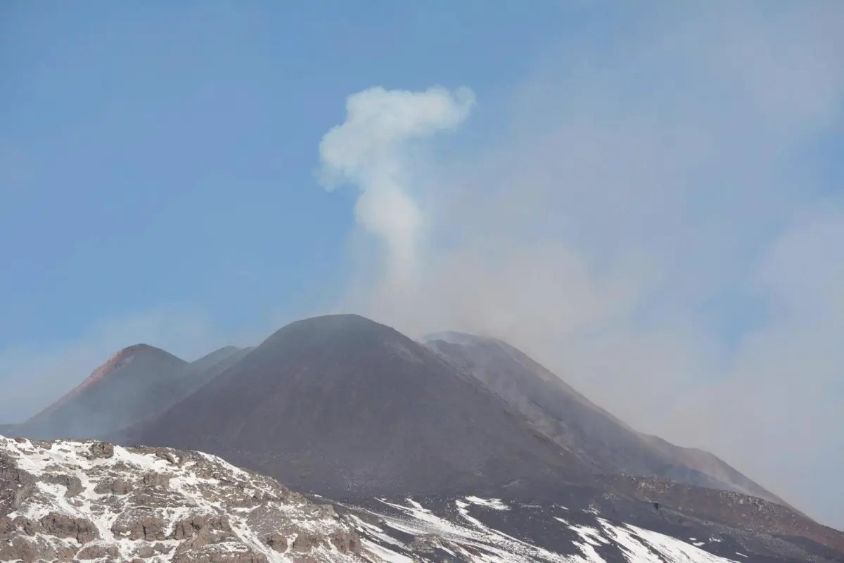 El aeropuerto de Catania vuelve a funcionar tras dispersarse la nube de cenizas del Etna