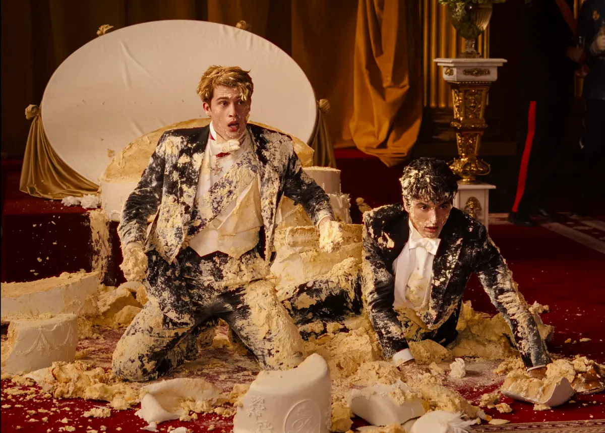 El filme Red, White and Royal Blue muestra la cara boba y romántica del amor queer