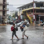 El huracán Hilary mantiene categoría 4 y sigue avanzando a la península de Baja California