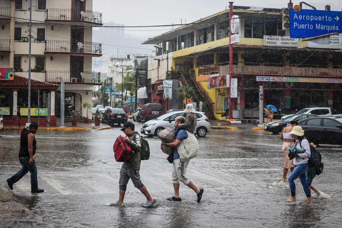 El huracán Hilary mantiene categoría 4 y sigue avanzando a la península de Baja California