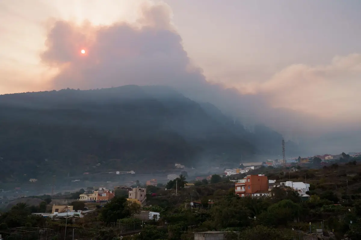 El incendio de Tenerife quema 3.800 hectáreas tras una noche dura por el viento cambiante