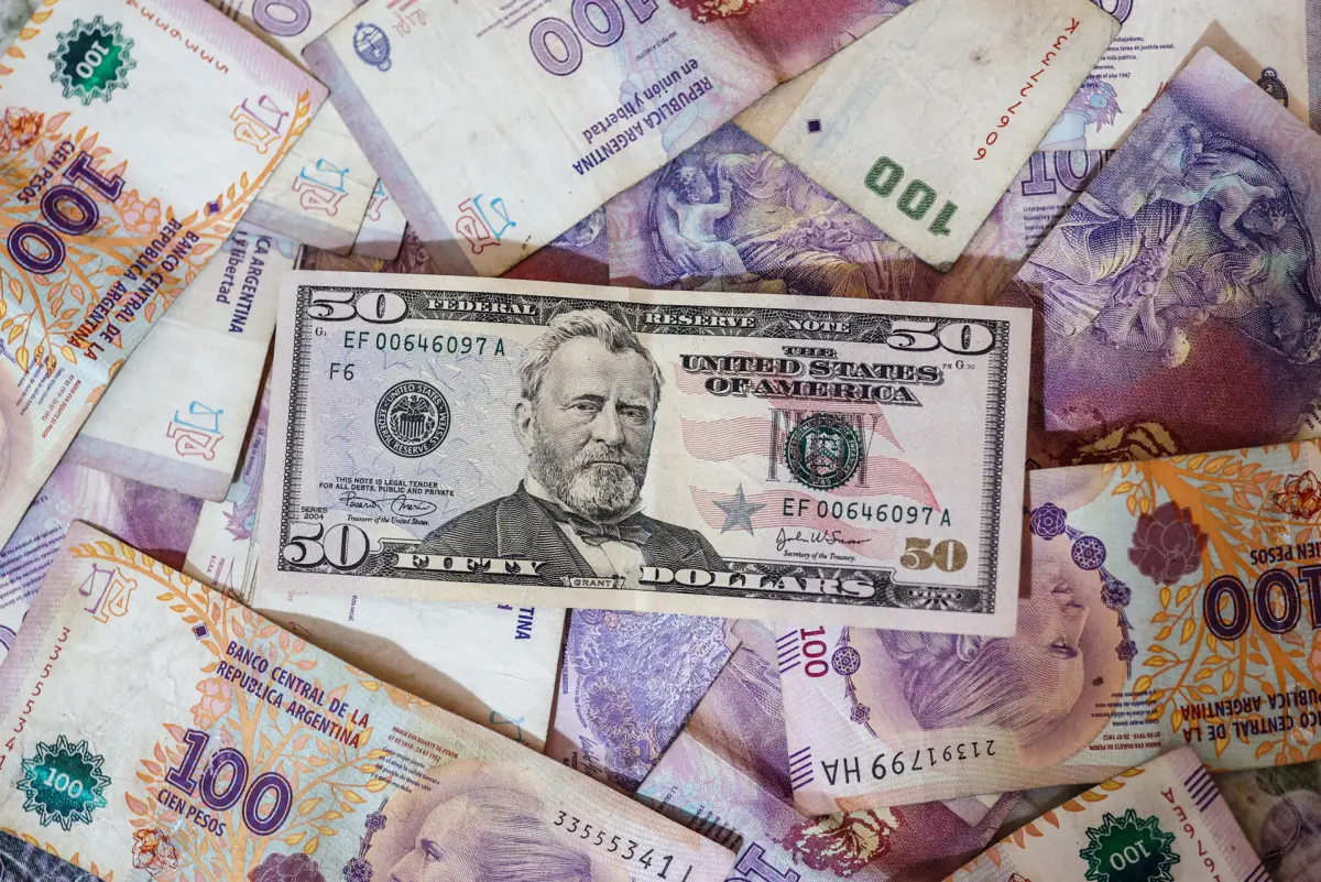 Fuerte devaluación del peso argentino tras sorpresivo triunfo de Milei en las primarias