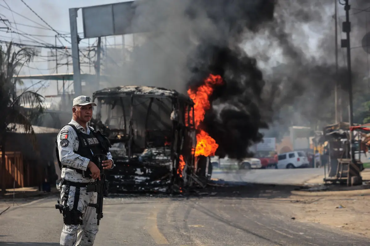 Grupo armado incendia doce vehículos en Acapulco, suroeste de México