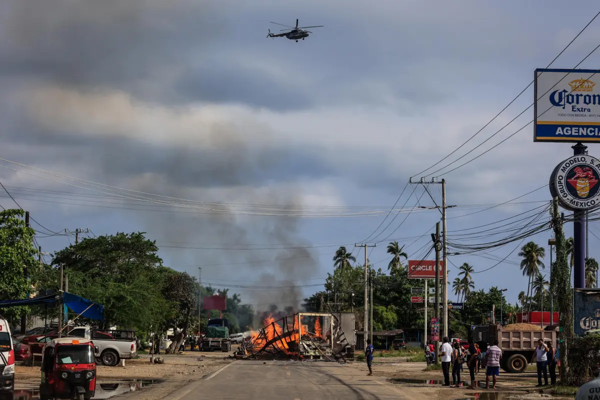 Grupo armado incendia doce vehículos en Acapulco, suroeste de México