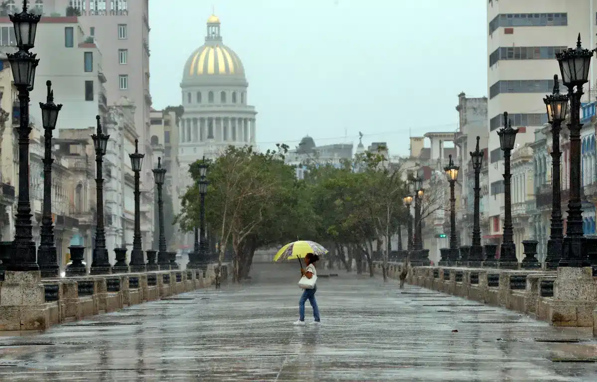 Idalia toca tierra en el extremo occidental de Cuba aún como tormenta tropical