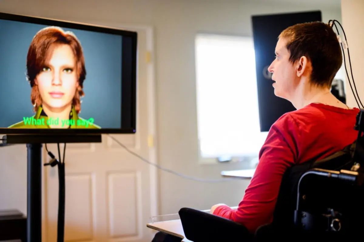 Implantes cerebrales y un avatar digital, la tecnología que “devuelve” el habla a una mujer con parálisis