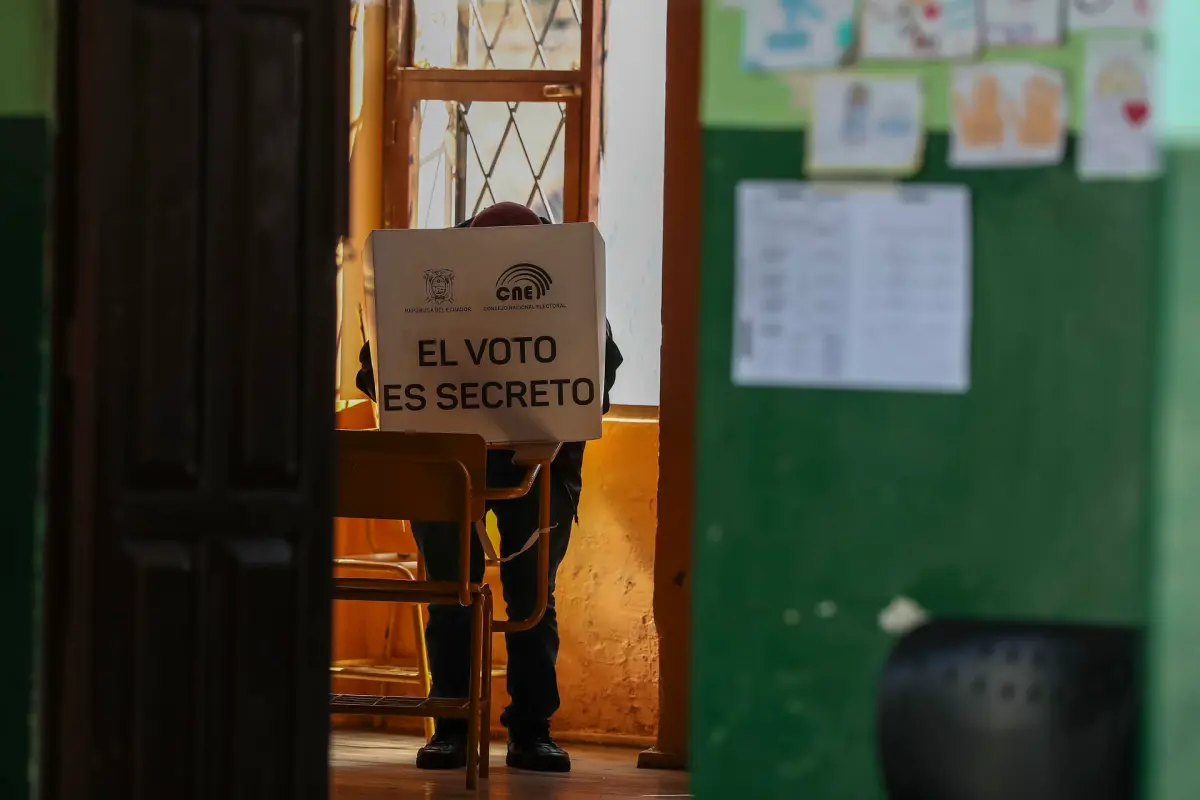 Inicia la distribución de paquetes electorales para comicios de Ecuador