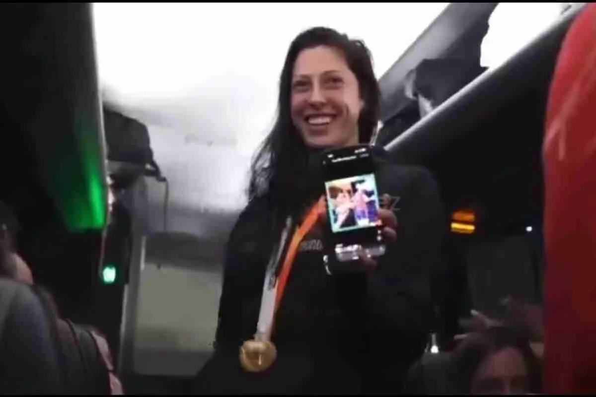 El vídeo del autobús que salva a Rubiales: Hermoso y sus compañeras le cantan "beso, beso, beso"