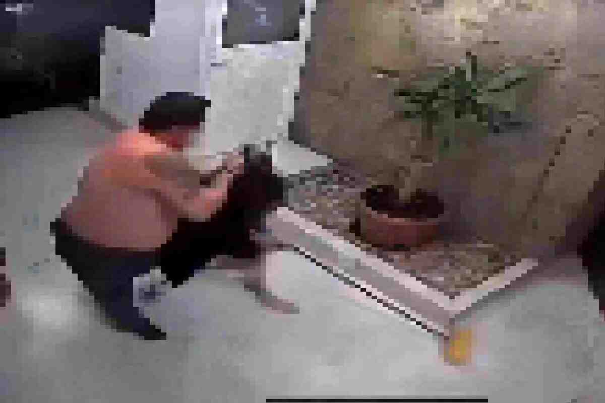 Indignación por video de hombre que arrastra y pega a una mujer con un palo en CDMX