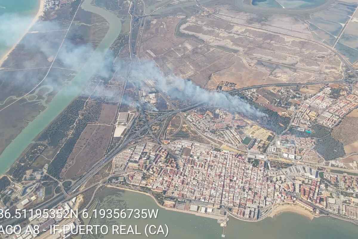 La AP-4 vuelve a estar operativa tras el fuego en el pinar de Puerto Real