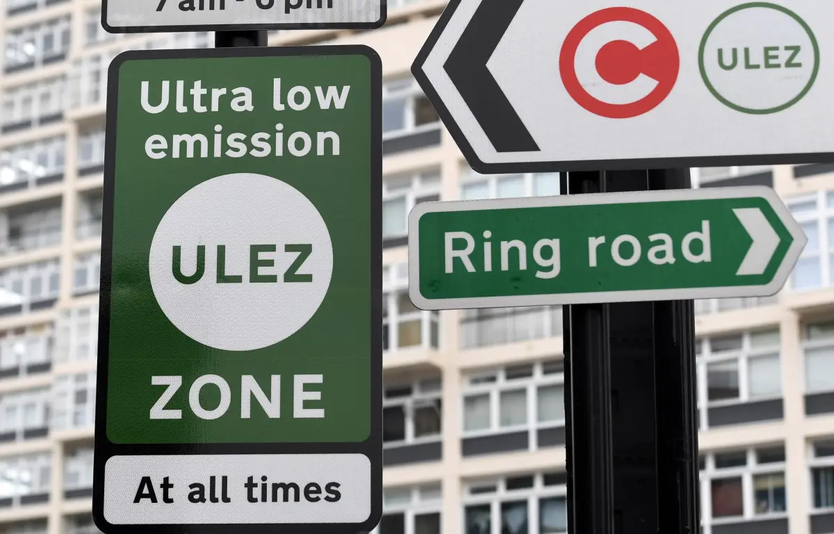 Londres comienza a aplicar una controvertida ampliación de su zona de bajas emisiones