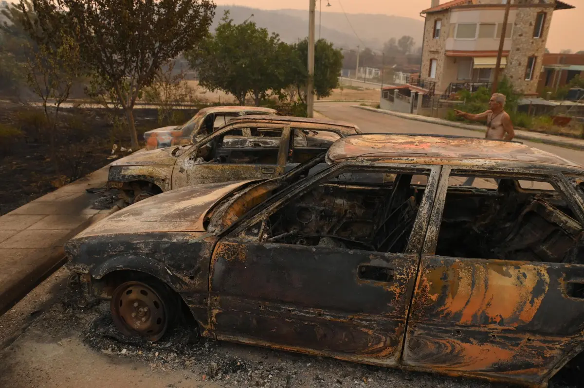 Los bomberos griegos siguen sin controlar el incendio en Evros pero la situación mejora