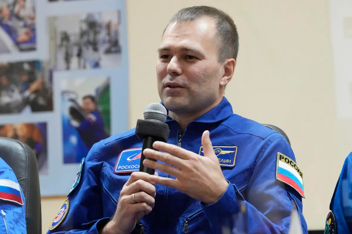 Los cosmonautas rusos de la EEI inician la caminata espacial