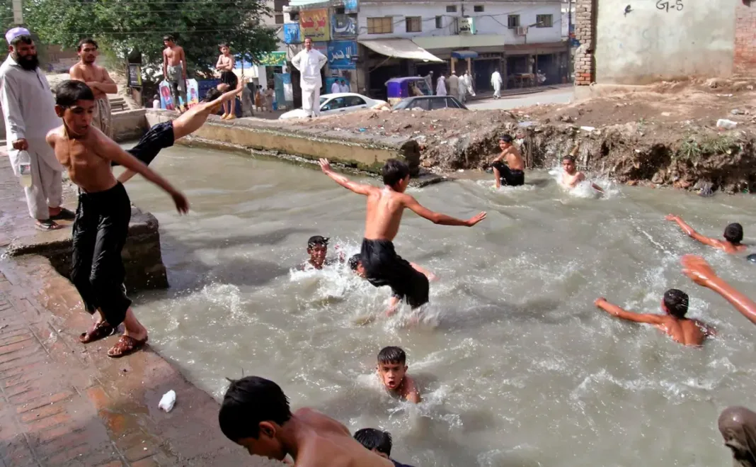 Más de 450 millones de niños viven expuestos a calor extremo en el Sur de Asia