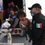 México halla a 231 migrantes de Guatemala y El Salvador hacinados en un tráiler