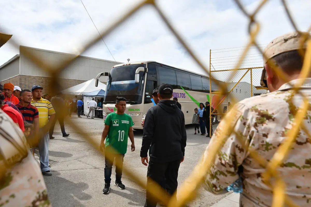 Massachusetts declara el estado de emergencia debido al aumento de familias migrantes - México intercepta a 62 migrantes de tres continentes cerca de la frontera con Arizona