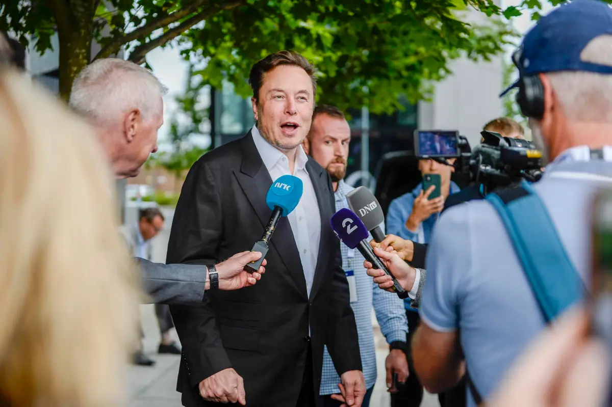 Musk dice que financiará la factura legal de empleados penalizados por sus tuits