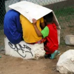Niños ocultan el dolor de la migración jugando, mientras sus padres piden más solidaridad