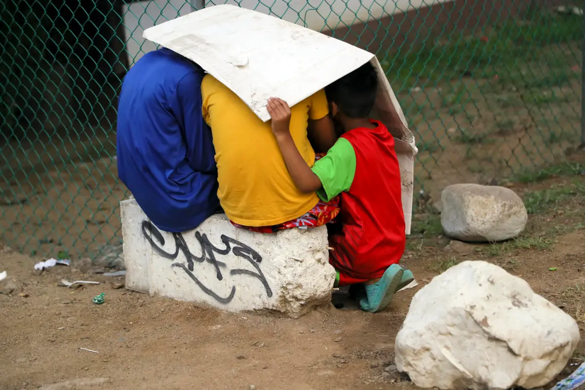 Niños ocultan el dolor de la migración jugando, mientras sus padres piden más solidaridad