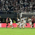 Olimpia remonta y elimina a Flamengo de la Libertadores con un triplete de goles de cabeza