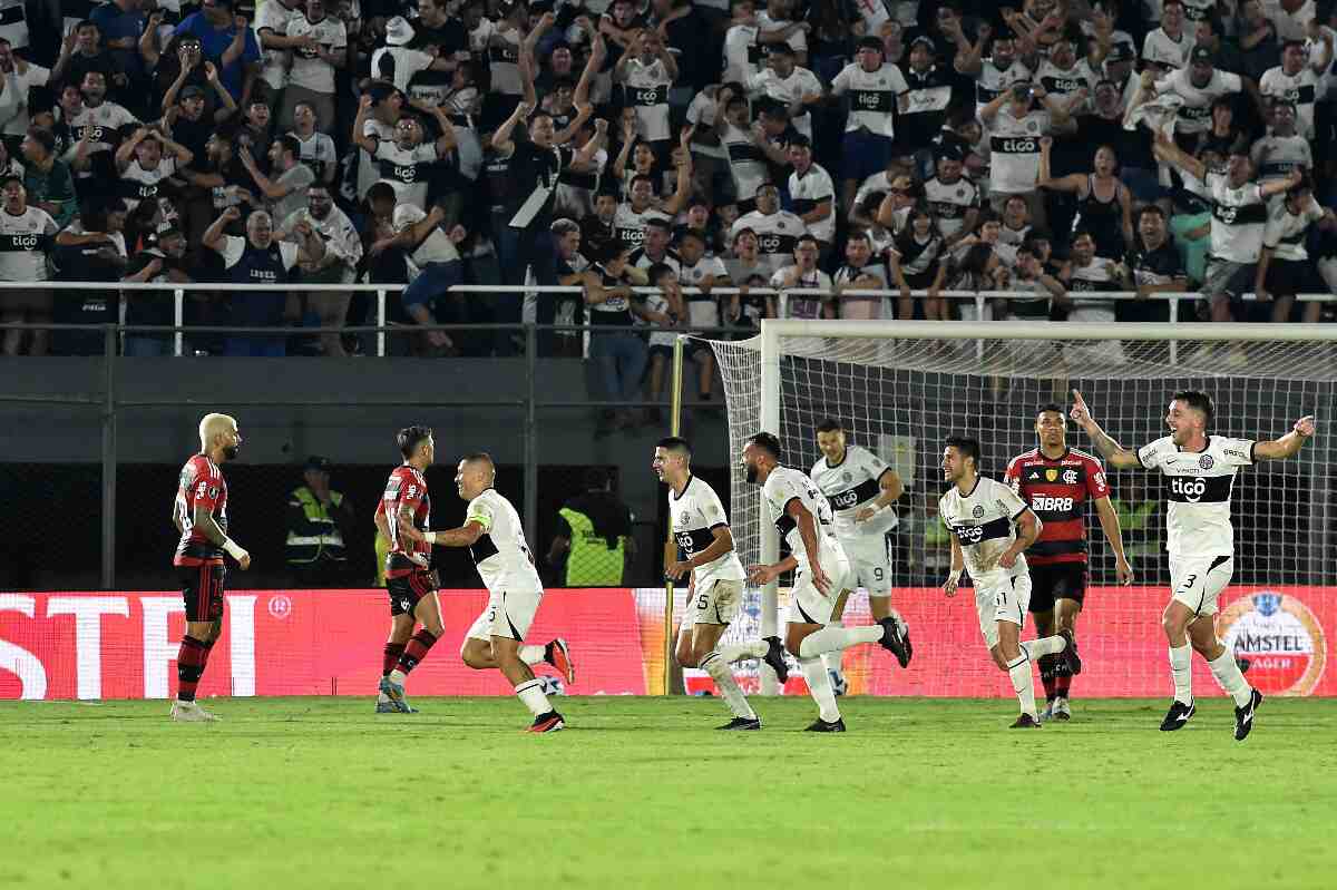 Olimpia remonta y elimina a Flamengo de la Libertadores con un triplete de goles de cabeza