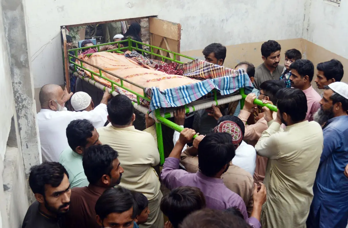 Pakistán entierra a las víctimas del accidente de tren con 30 muertos y 80 heridos