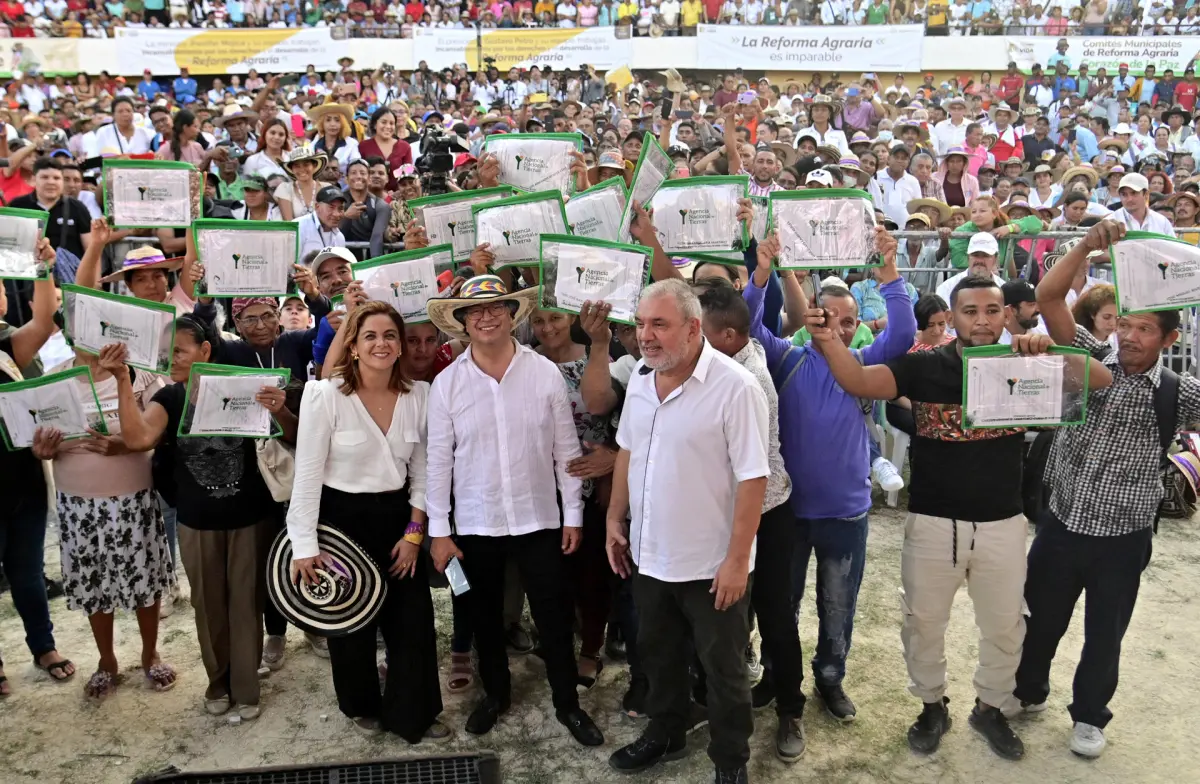 Petro queda en el ojo del huracán político por supuestos dineros ilícitos en su campaña