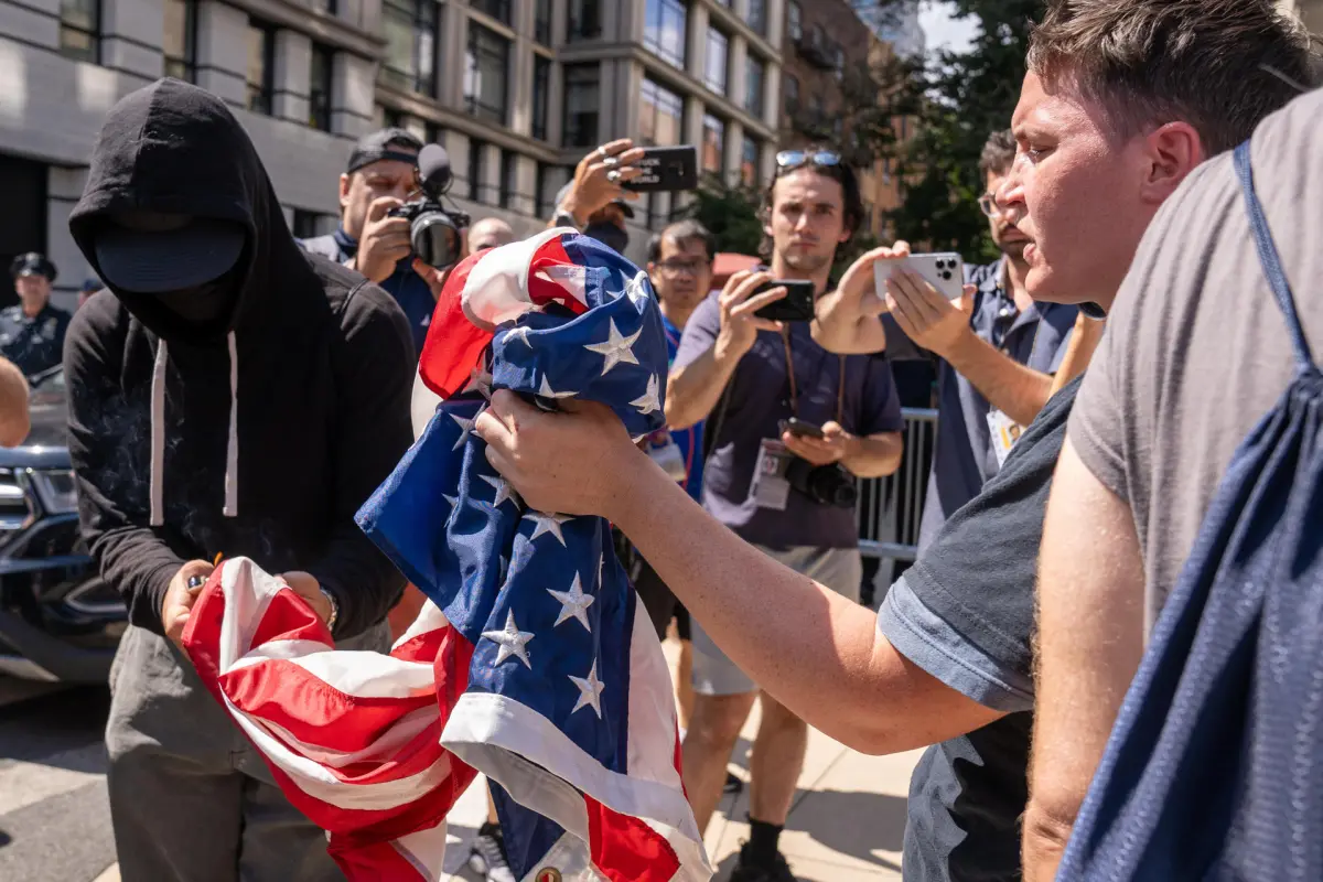 Protesta frente a la mansión del alcalde de Nueva York debido a la crisis migratoria