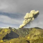 Registran notoria caída de ceniza del volcán Nevado del Ruiz en ciudad de Colombia