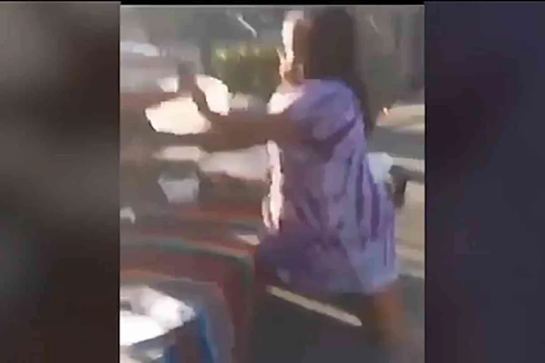 No pagó los tacos y la echaron del trabajo: una mujer es acusada de agredir a una vendedora en Watts
