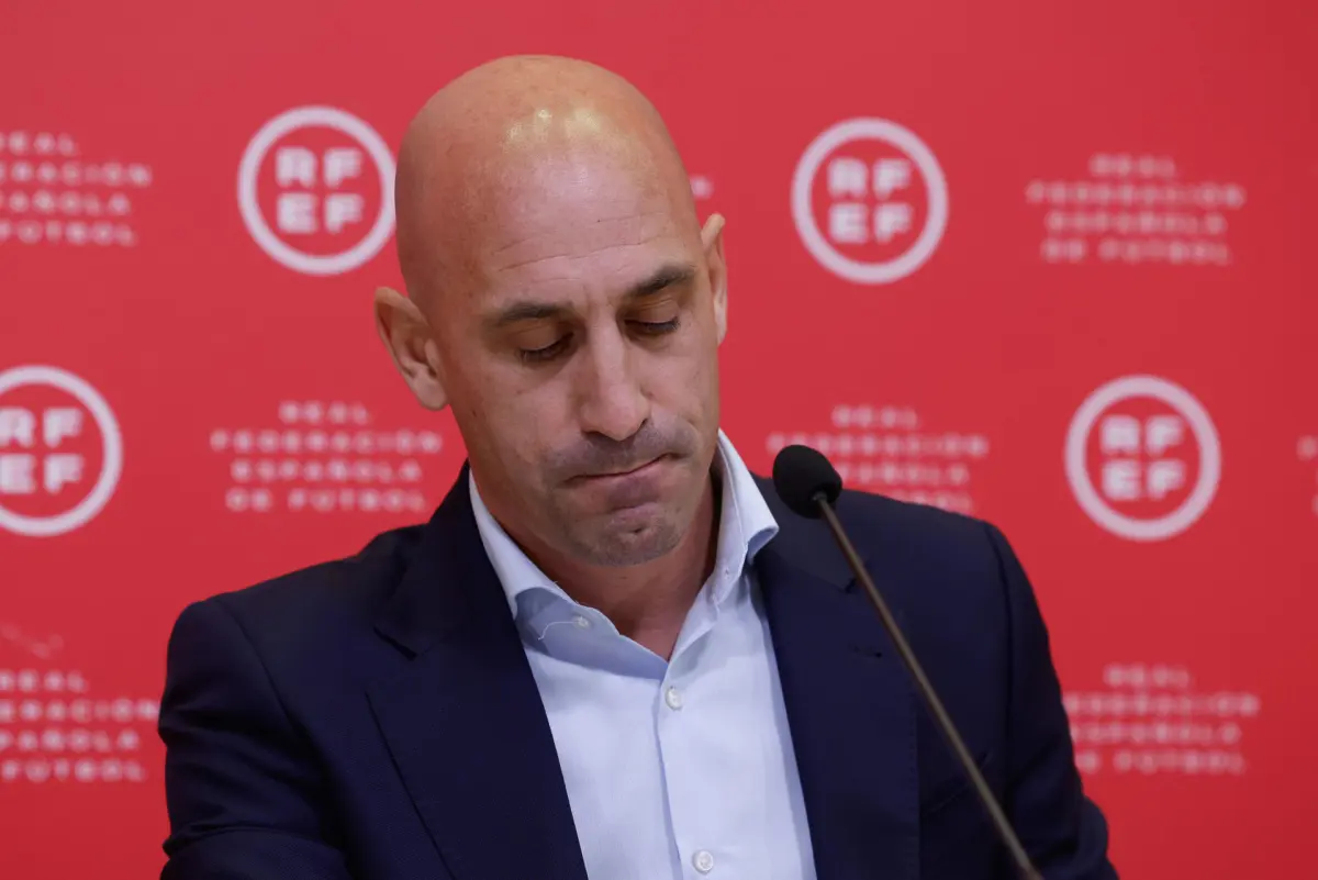 Rubiales dimite como presidente de RFEF y vicepresidente de UEFA tras suspensión por la FIFA