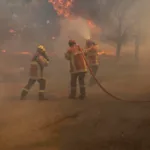 Sigue el alto riesgo de incendios en Grecia en la ola de fuegos más devastadora en 15 años