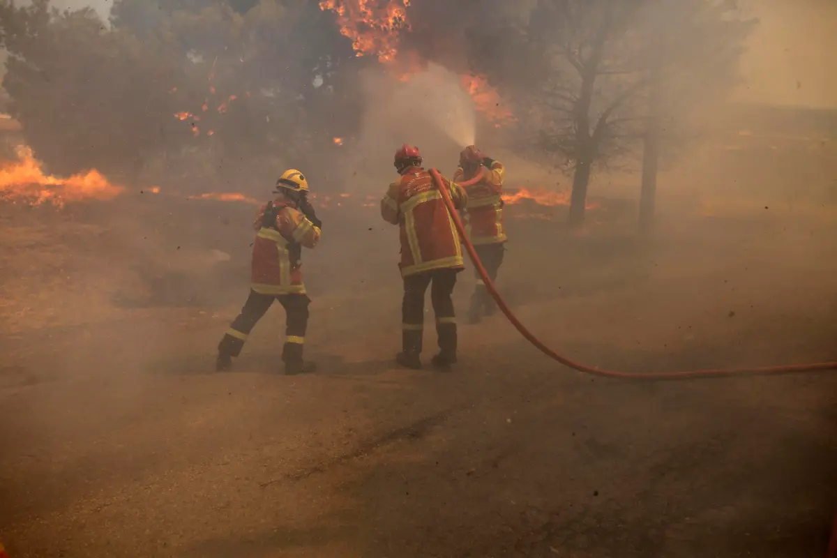Sigue el alto riesgo de incendios en Grecia en la ola de fuegos más devastadora en 15 años