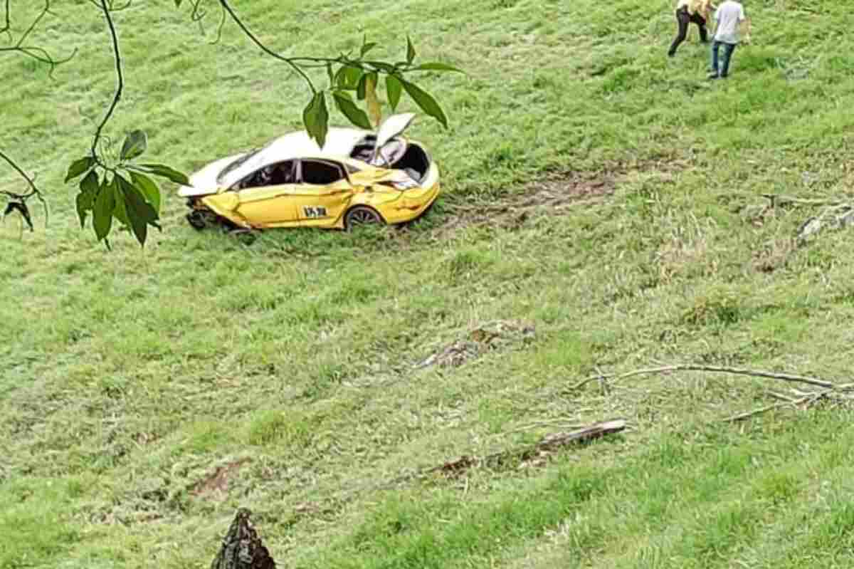 Taxista de Medellín muere al rodar por un abismo en La Ceja: ya lo identificaron